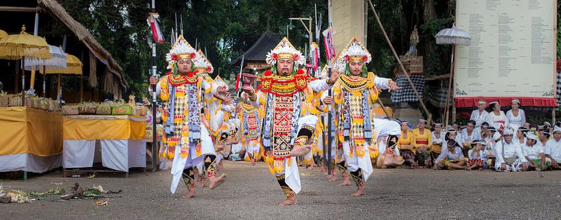 baris dance in Temple Pura Dalem Kauh near Tangallalang op Bali van Lex Scholten