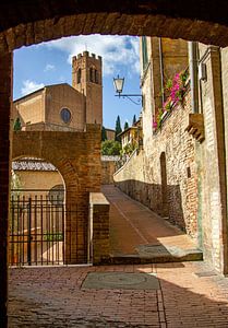 Eine typisch italienische Straße in Sienna, Toskana, Italien