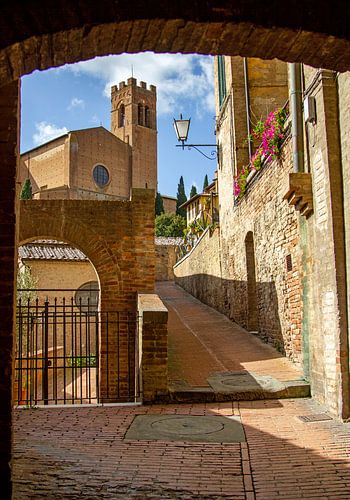 Een typisch Italiaans straatje in Sienna, Toscane, Italië