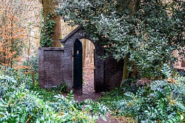 Die offene Tür im Wald von Arend van Beek