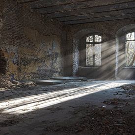 Sonnenstrahlen in verlassenen Gebäude von Sasja van der Grinten