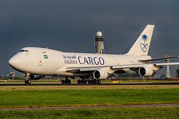 Vertrekkende Saudi Arabian Airlines Cargo jumbojet.