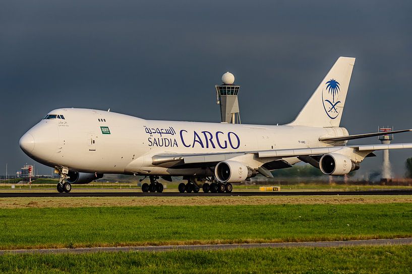 Abfliegende Boeing 747-400 der Saudi Arabian Cargo. von Jaap van den Berg