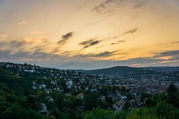 Die Stadt Stuttgart in der Morgendämmerung von oben von adventure-photos