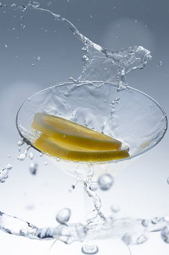 Le citron tombe dans un verre d'eau 3