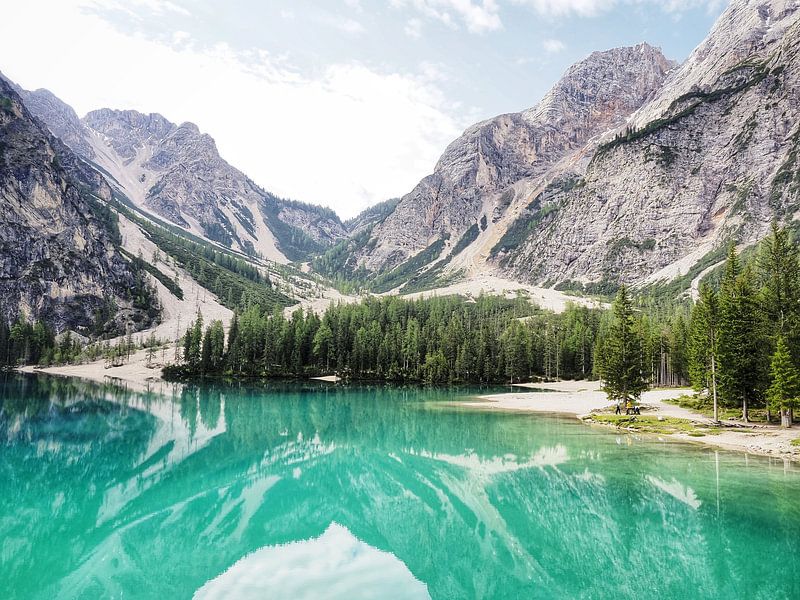 Photo de montagne spectaculaire des célèbres Trois Cimets dans les Dolomites - un motif intemporel pour tous les amoureux de la montagne. Des structures claires, des parois rocheuses impressionnantes et un décor alpin incomparable font de cette image le point fort de chaque mur. par Miriam Schwarzfischer Fotografie