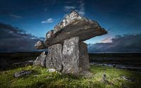 Tombeau historique en Irlande avant le lever du soleil