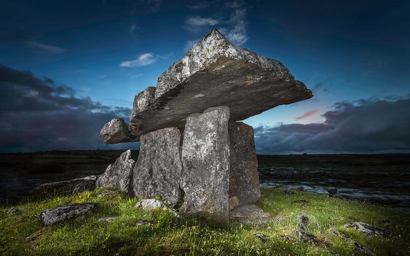 Historische tombe  in Ierland voor zonsopkomst van Michel Seelen