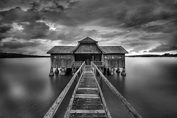 Bootshaus mit Steg am Ammersee in Bayern. Schwarzweiss Bild. von Manfred Voss, Schwarz-weiss Fotografie