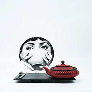 Minimalistisches Stillleben mit Fornasetty-Teller