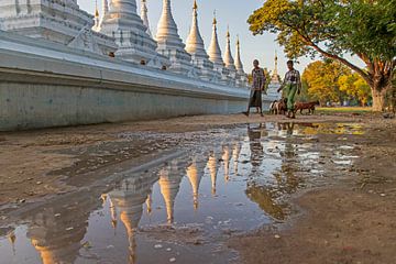 De Kuthodaw pagode in Mandalay van Antwan Janssen
