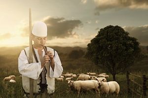 Herder in folkloristische klederdracht speelt fluit voor kudde schapen van Besa Art