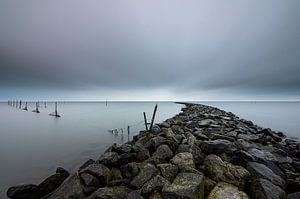 Houtribdijk Aussicht Graue Wolken Himmel. von Danny Leij