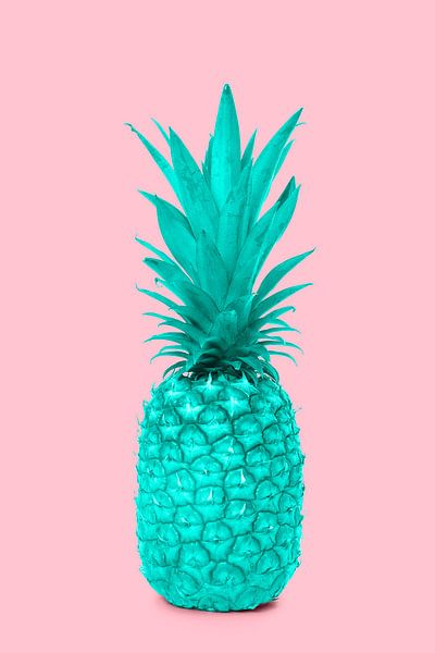 Design türkisblaue Ananasfrucht auf rosa Hintergrund von Elles Rijsdijk