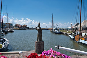 Die Dame von Stavoren mit Blick auf den Hafen