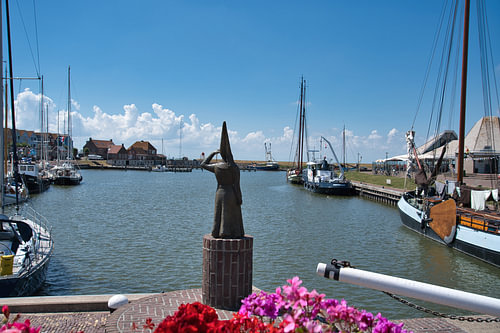 De Vrouwe van Stavoren, uitkijkend over de haven