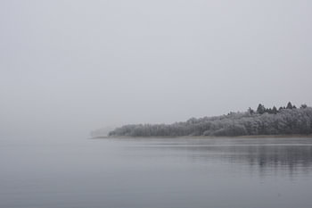 Lac dans le brouillard
