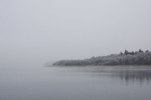 Lac dans le brouillard
