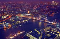 Luchtfoto van Londen met de Tower bridge in Engeland bij nacht van Eye on You thumbnail