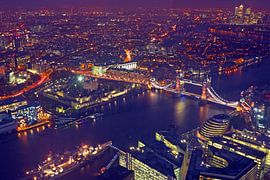 Luchtfoto van Londen met de Tower bridge in Engeland bij nacht von Eye on You
