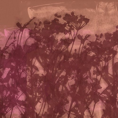 Wilde bloemen in chocoladebruin op licht terra.