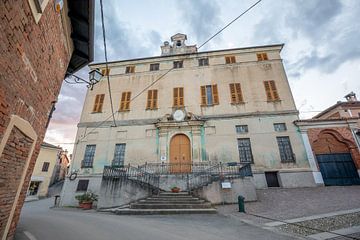 Oude stadhuis van Mombaruzzo in Piemonte, Italië