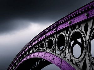 Stadtbrücke in Bewegung | Lila Akzente