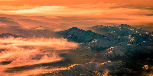 Panorama luchtfoto Zagros gebergte in Iran met mist