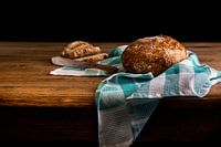 Stilleven met brood en geruite doek