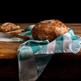 Stilleven met brood en geruite doek van Beeldpracht by Maaike