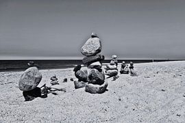 Steinmännchen, Steintürmchen in schwarz-weiss von Norbert Sülzner