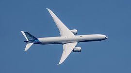Flyby van een Boeing 777X testvliegtuig. van Jaap van den Berg
