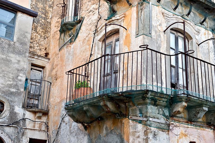 Haunted, abandoned medieval house in Forza d'Agrò by Silva Wischeropp