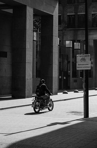 Een man op een oude motor