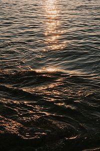 Wasserdiamanten während des Sonnenuntergangs auf Ibiza (Goldene Stunde)
