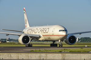Etihad Cargo Boeing 777 vrachtvliegtuig. van Jaap van den Berg