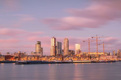 Maashaven in het blauwe uur