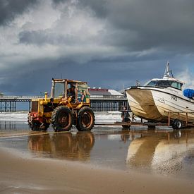 Tractor with boat, Cromer by Peet Romijn