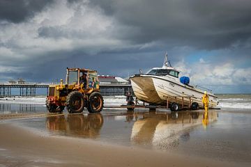 Traktor mit Boot, Cromer von Peet Romijn