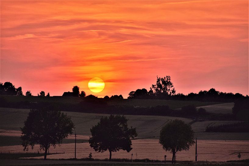 Kleurrijke zonsondergang op een prachtig Limburgs landschap par Maarten Honinx