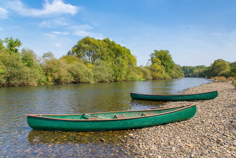 Twee kano's liggen aan de oever van Duitse rivier par Ben Schonewille