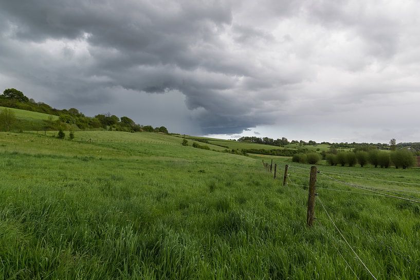 Heuvelland na een onweersbui van Francois Debets