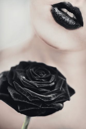 Close-up Foto van Vrouw met Zwarte Roos: Elegantie en Zelfexpressie in Contrast