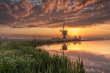 De windmolen bij zonsopkomst van Cor de Bruijn