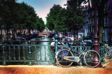 Amsterdam Fahrrad an einer Gracht von marlika art