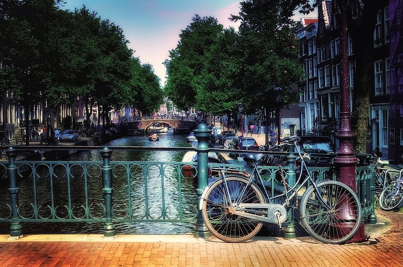 Amsterdam Fahrrad an einer Gracht von Marlika Art