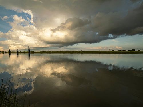 Dreigende lucht boven de Rijn