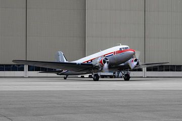 DDA Douglas DC-3 klaar voor vertrek. van Maxwell Pels
