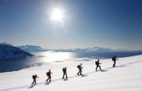 Ski touring in der Lyngen Alpen von Norwegen von Menno Boermans Miniaturansicht