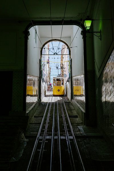 Gelbe Straßenbah in Lissabon von Jessica Arends